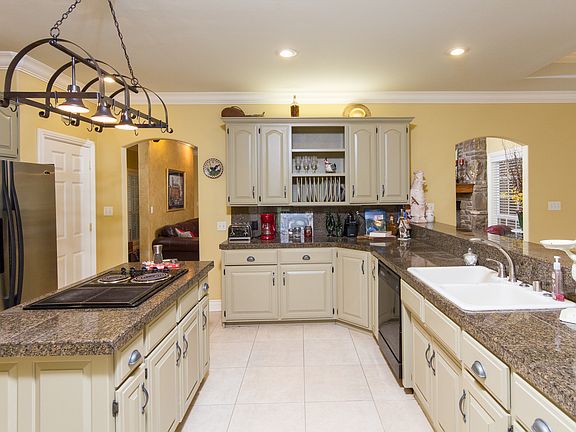 4th image of 838 N Shrewsbury Ln