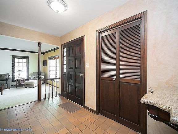 Front Entryway with Mail Slot