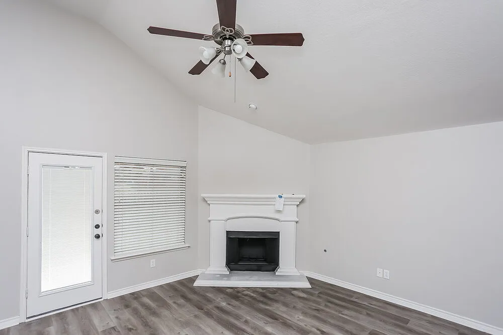 3 bed, 2.0 bath, 1670 sqft, $2,355 — Photo 3