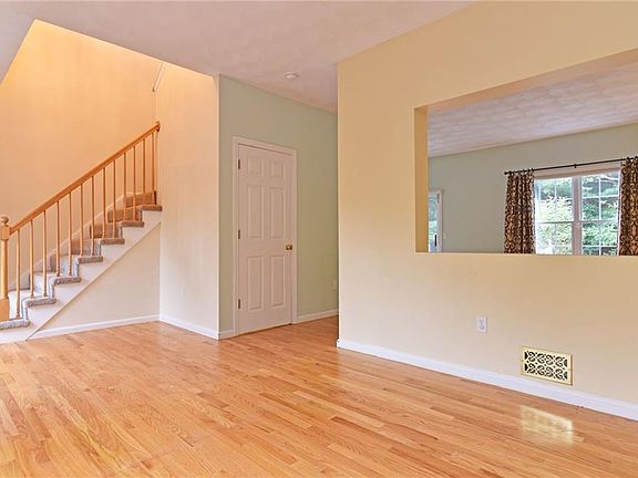 5th image of 377 Orchard Woods Dr