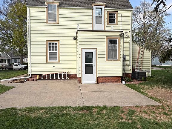 2nd image of 711 N Thomas Ave