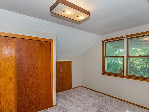 3rd image of 1050 17th St NE