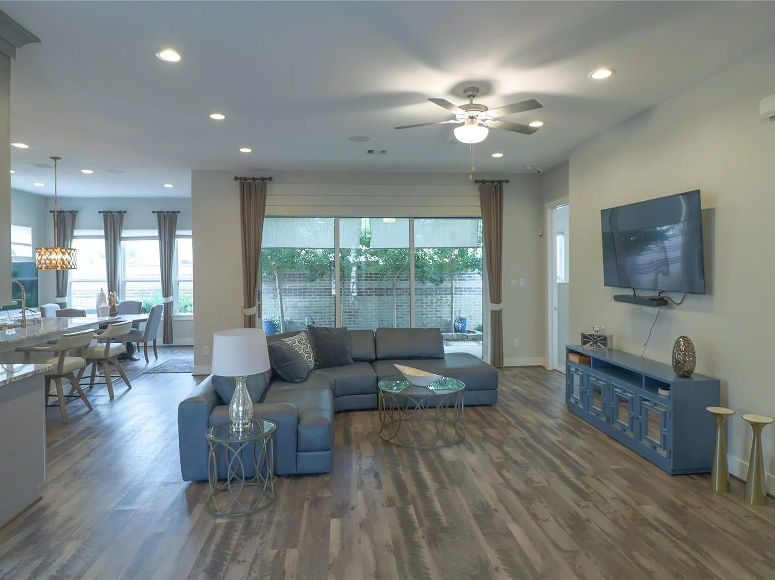 3 bed, 2.0 bath, 1832 sqft, $3,490 — Photo 4