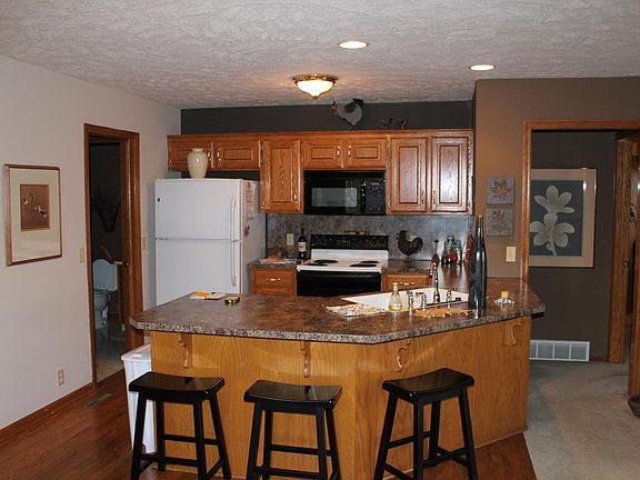 4th image of 925 S 109th Ct