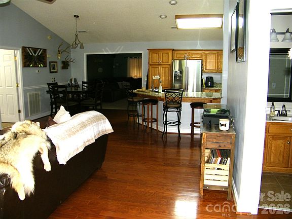 2nd image of 609 Redah Ave