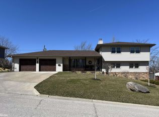 202 Hillcrest Dr, Carroll, IA 51401