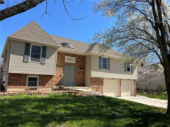 413 SE Brentwood Dr, Lees Summit, MO 64063