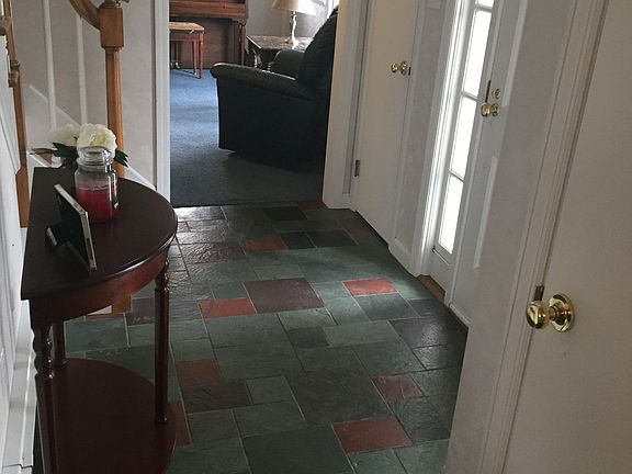  foyer w/ 2 coat closets