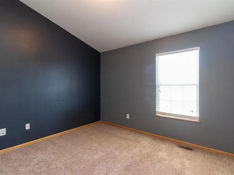 Bedroom w/o furniture.