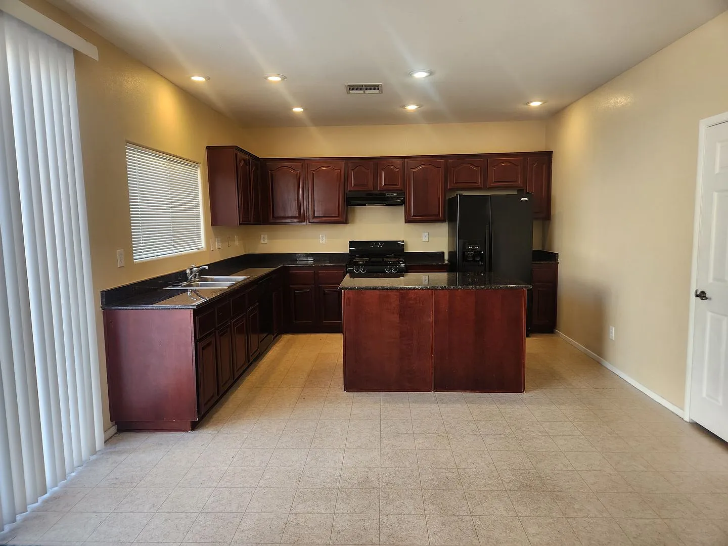 Spacious 4 bedroom home in North Las Vegas — Photo 4