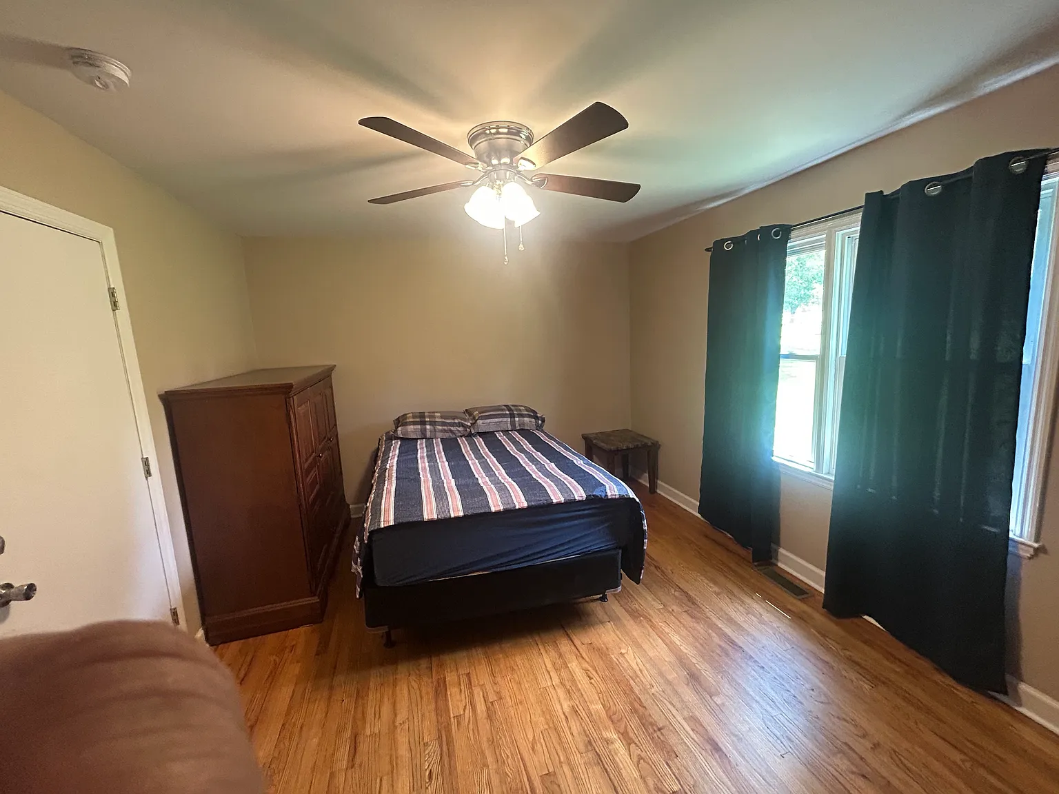 4 bed, 2000 sqft, $700 — Photo 2