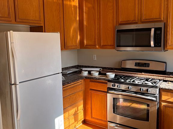 5th image of 19223 Hamlin St