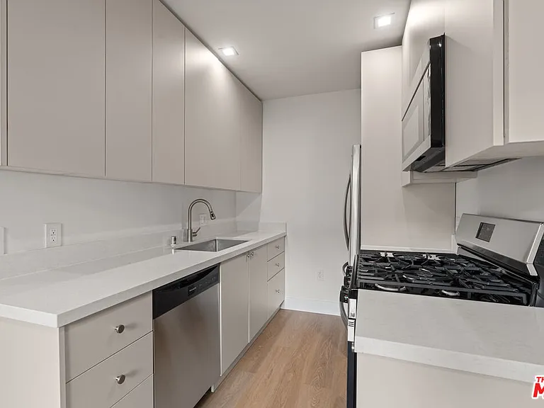 420 S Sepulveda Blvd #9 — Photo 3