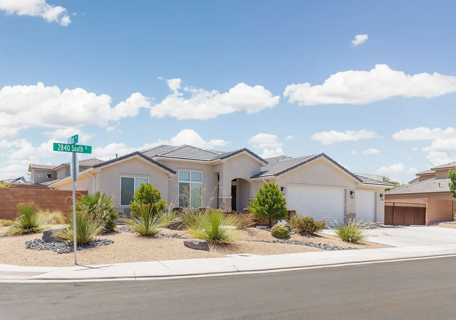 Custom 4 bedroom Single Story. Crimson Cliffs boundaries. — Photo 3