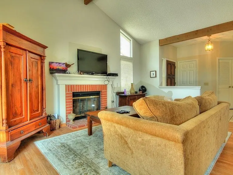 1644 Hill Top Ln — Photo 11