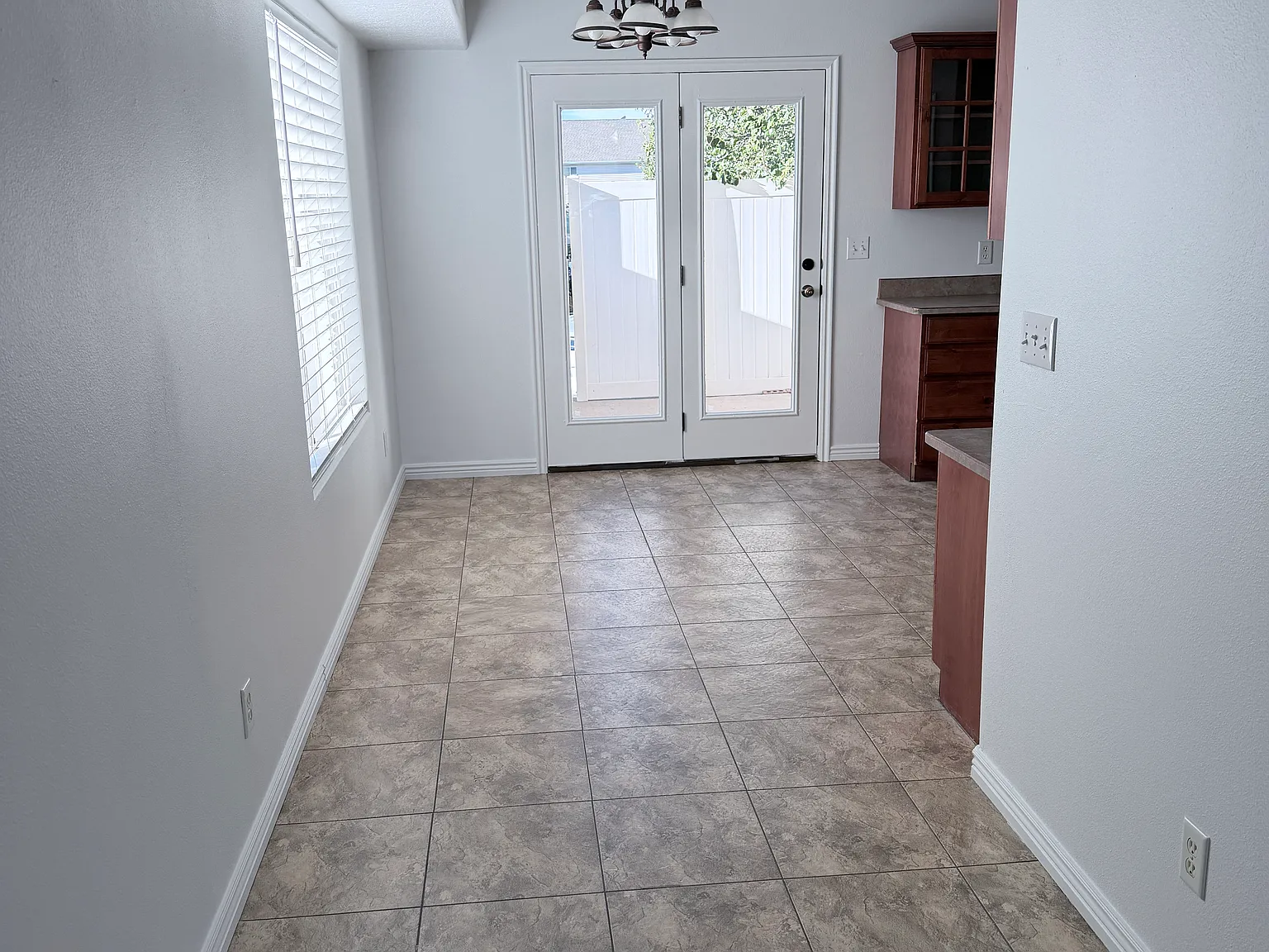 3 bed, 2.5 bath, 1365 sqft, $1,600 — Photo 4