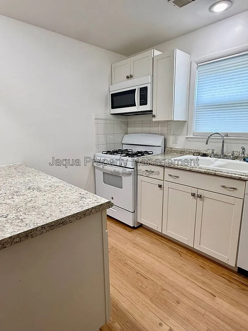 3 bed, 1.0 bath, 975 sqft, $1,800 — Photo 4