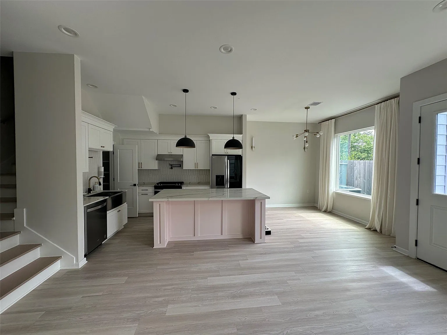 3 bed, 2.5 bath, 1904 sqft, $2,500 — Photo 4