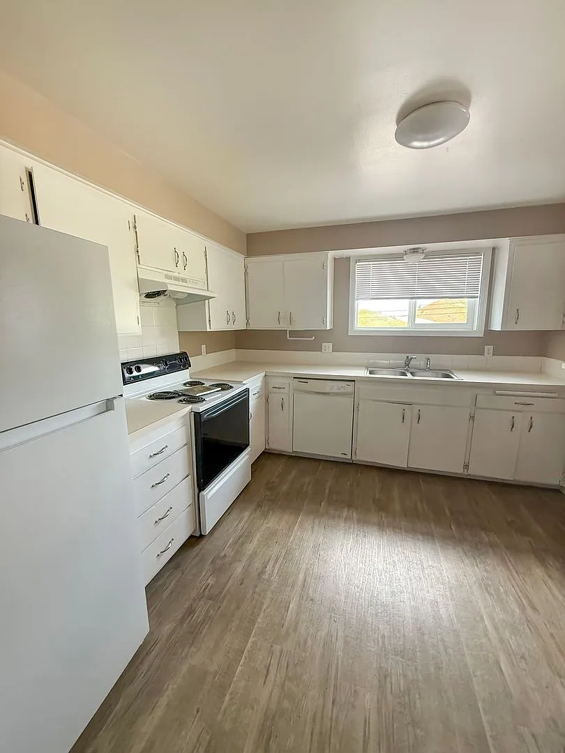 Comfortable 2 Bed / 1 Bath Just Steps from EWU — Photo 2