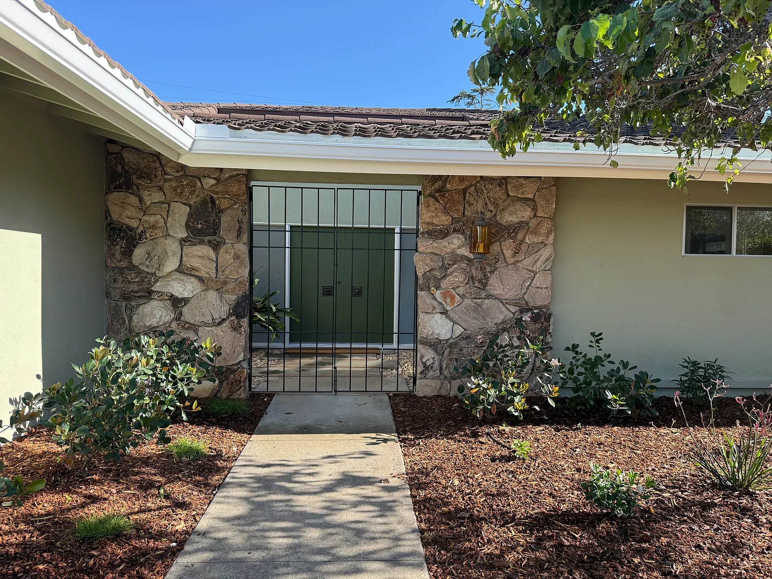 3 bed, 2.5 bath, 1970 sqft, $8,550 — Photo 1