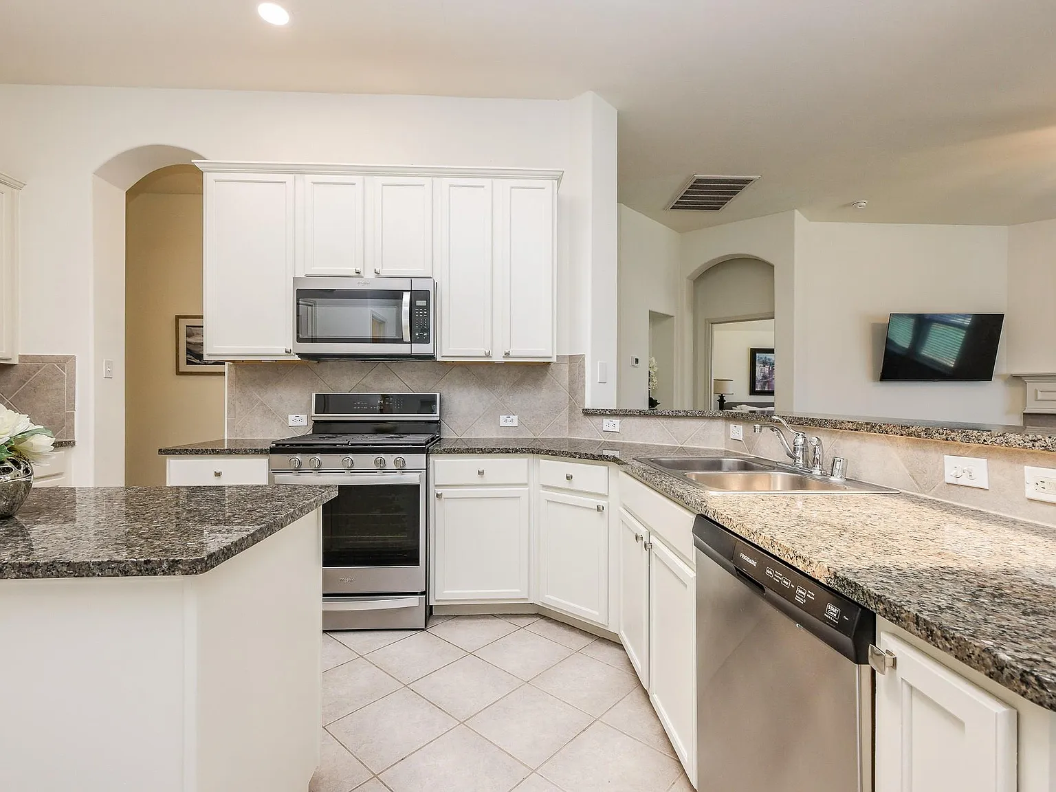 3 bed, 2.0 bath, 1683 sqft, $2,350 — Photo 3