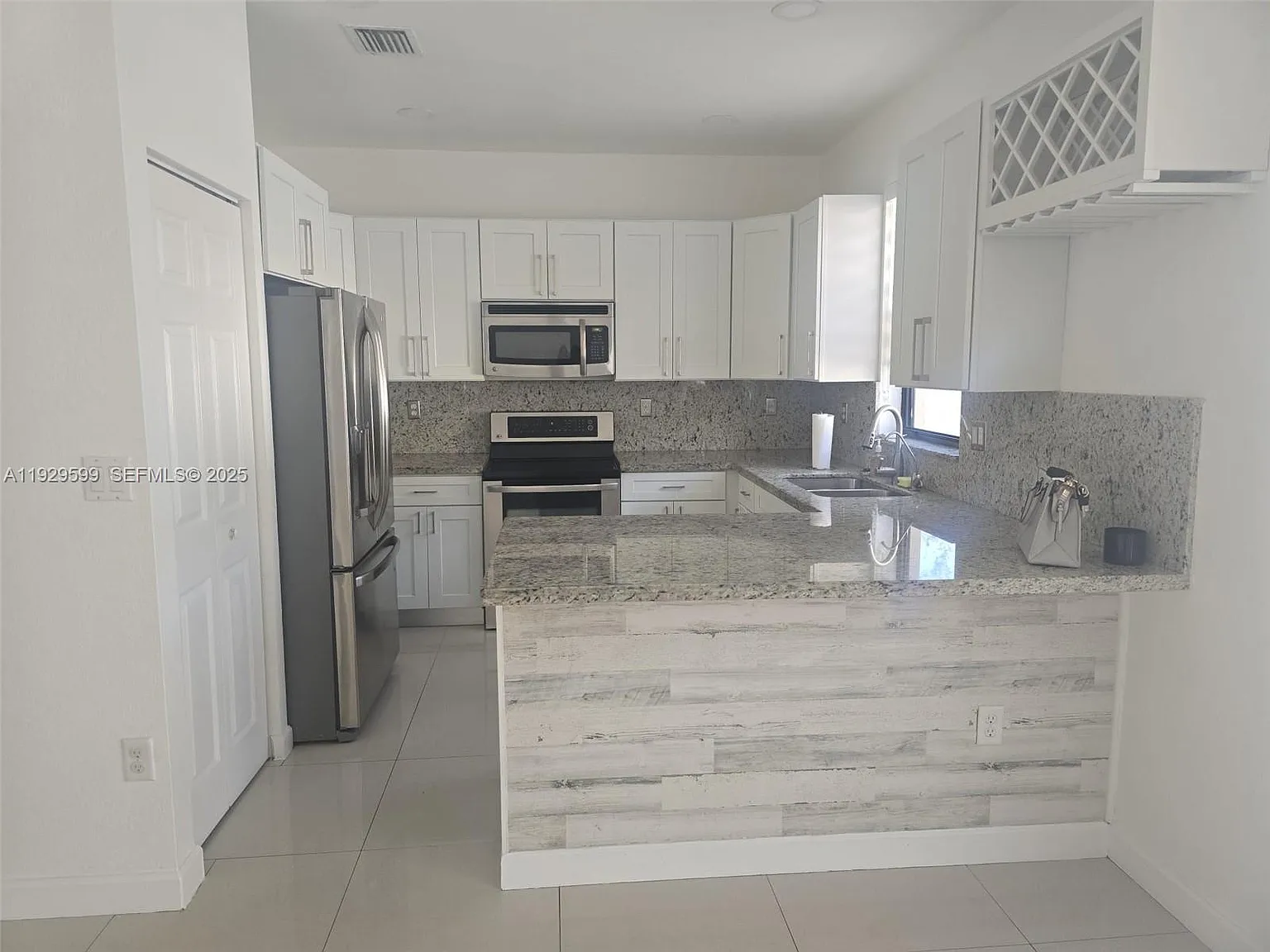 3 bed, 1592 sqft, $3,699 — Photo 2