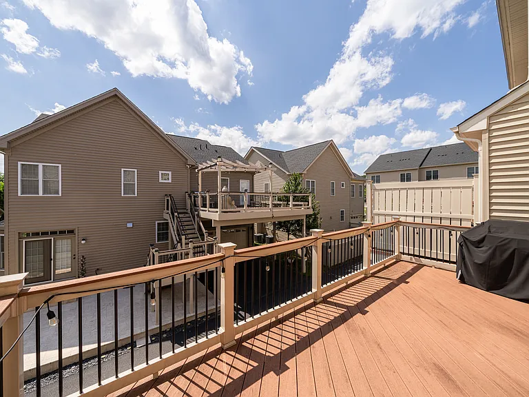 22489 Naugatuck Sq — Photo 32
