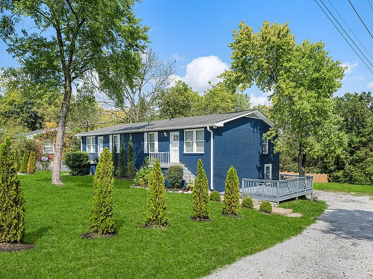 2112B Sanborn Dr — Photo 2