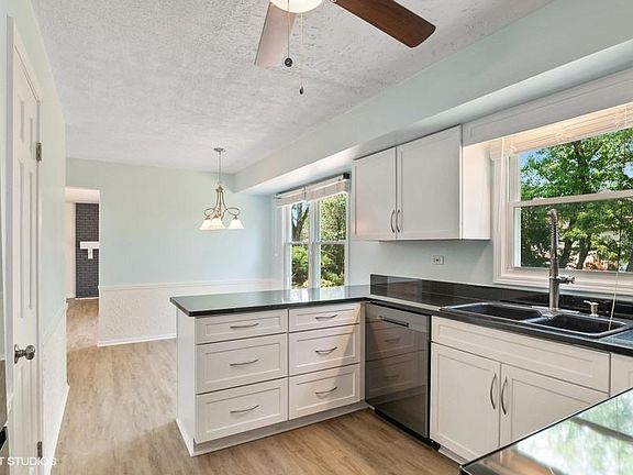 4th image of 1842 Manor Ln