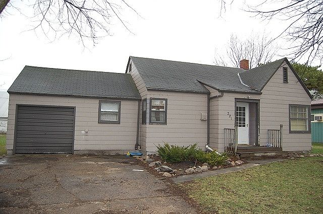 1st image of 221 11th St