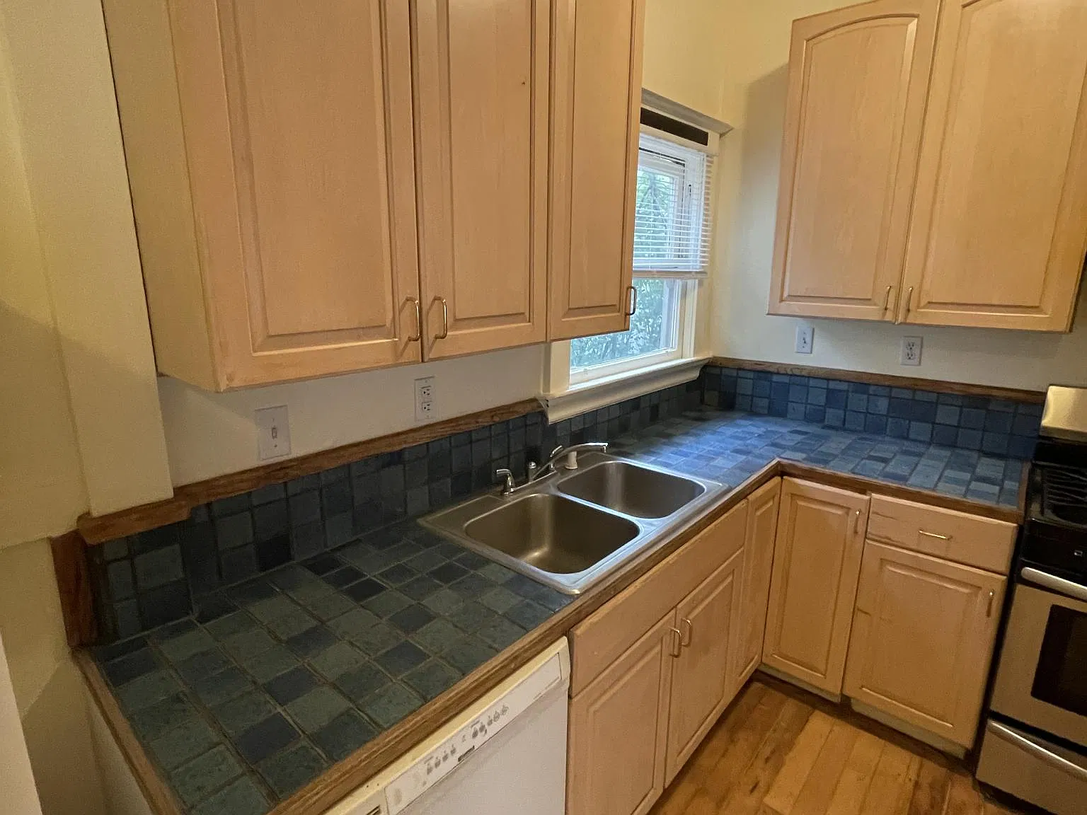 7 bed, 2800 sqft, $9,500 — Photo 4