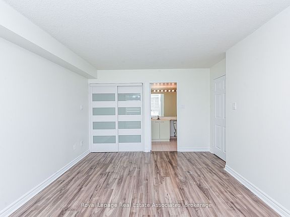 5th image of 55 Elm Dr W #501