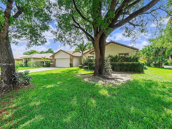 3rd image of 898 NW 107th Ln