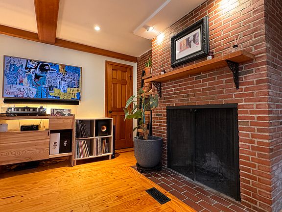 4th image of 78 Sycamore St APT 2