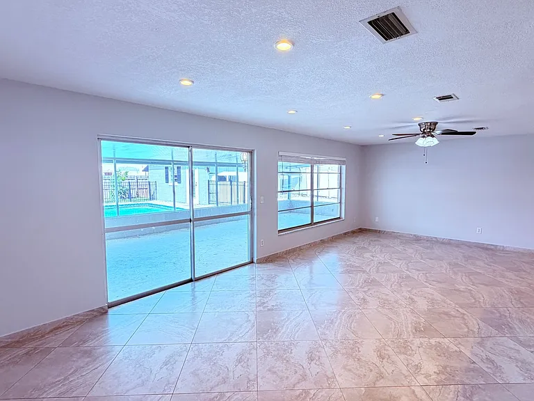 6 Carriage Hill Cir — Photo 3