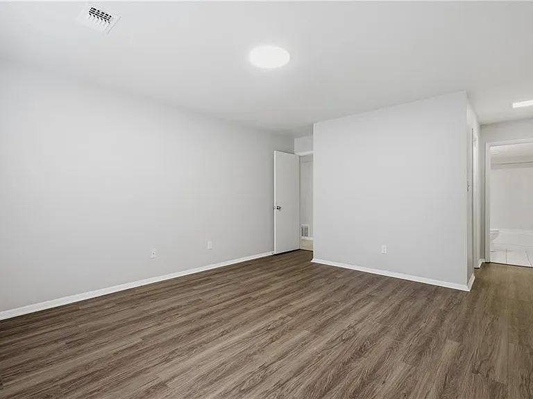 2183 Surrey Ct — Photo 20