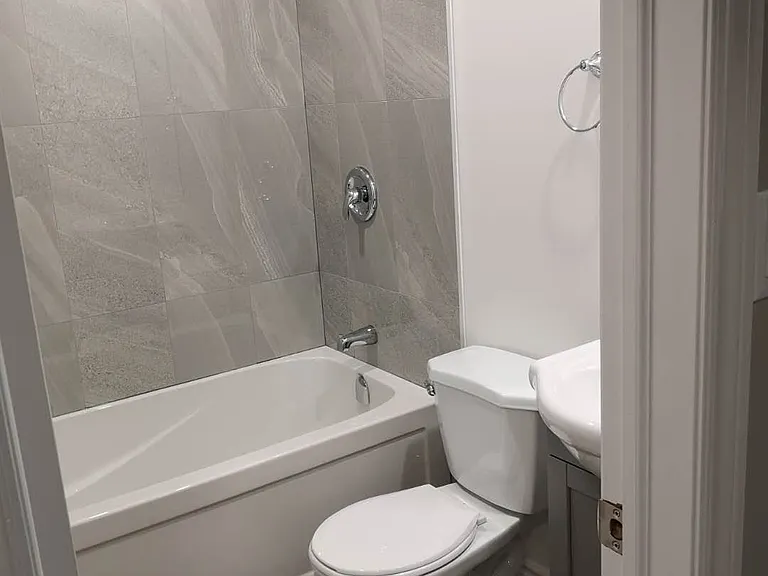 28 Earl St #B — Photo 6