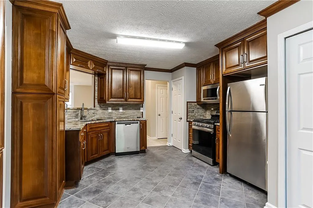 3 bed, 2.5 bath, 1868 sqft, $2,175 — Photo 2