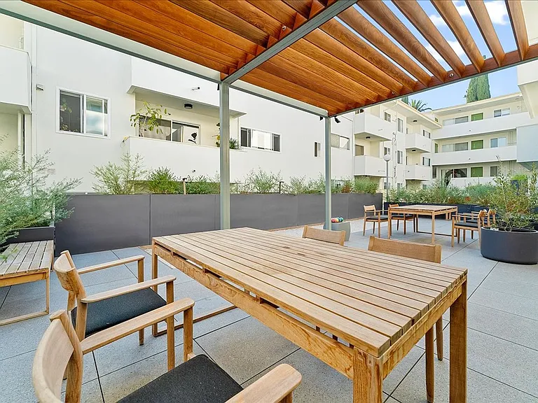 6615 Franklin Ave. — Photo 17