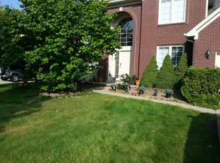 1060 Rochelle Park Dr, Rochester Hills, MI 48309