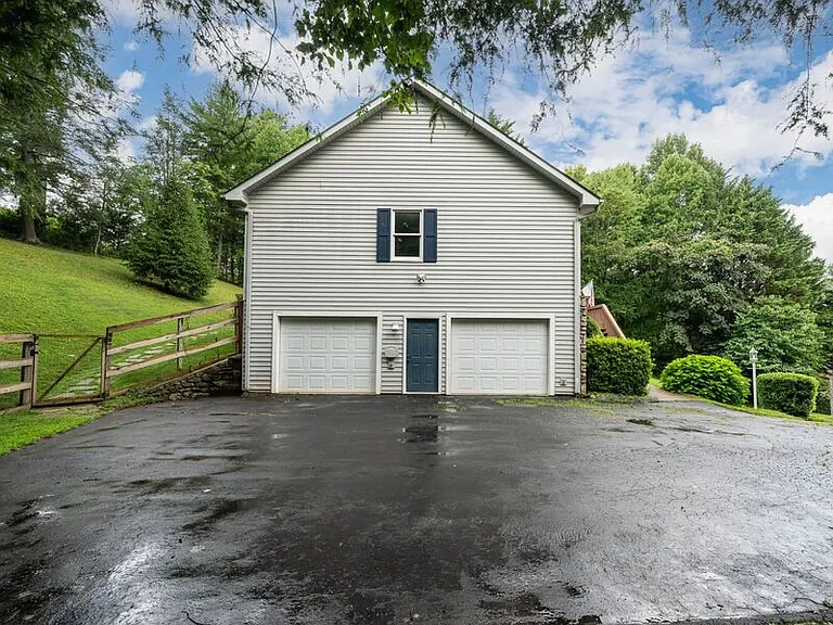 15 Tiffany Ln — Photo 23