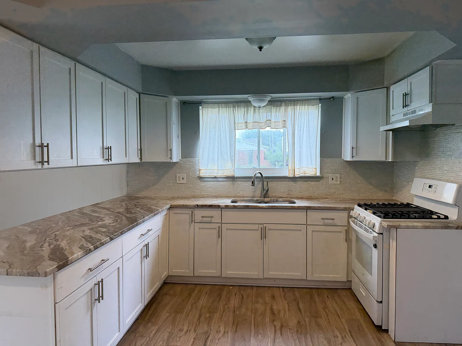 3 bed, 1.5 bath, 1436 sqft, $2,300 — Photo 3