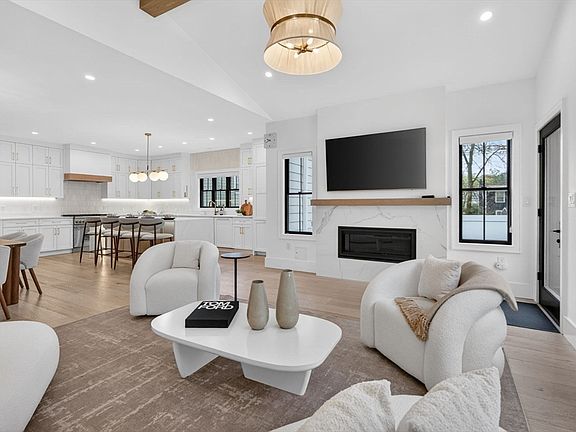 4th image of 71 Cloverdale Rd #1