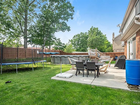3rd image of 26800 Coachlight St
