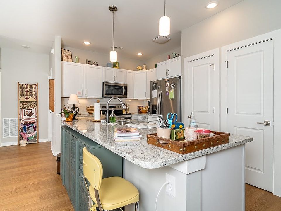 1st image of 1559 Crownpoint Dr #213