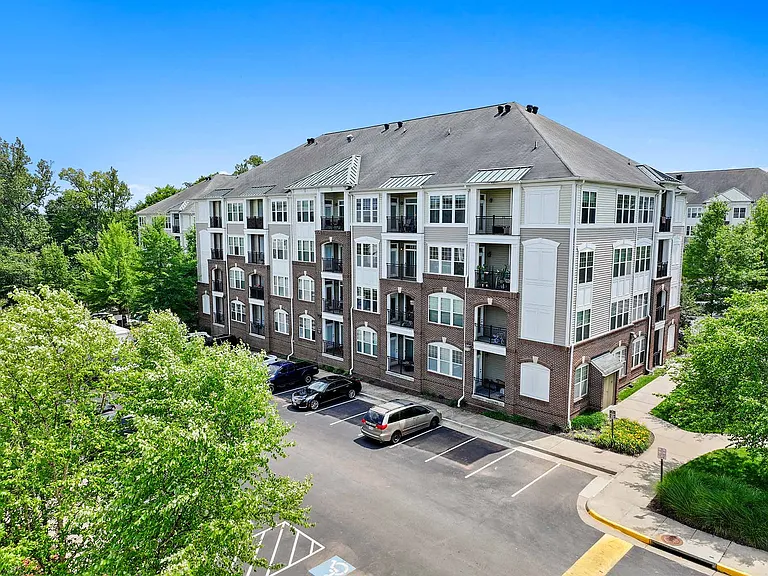 Signal Hill Apartment Homes — Photo 32