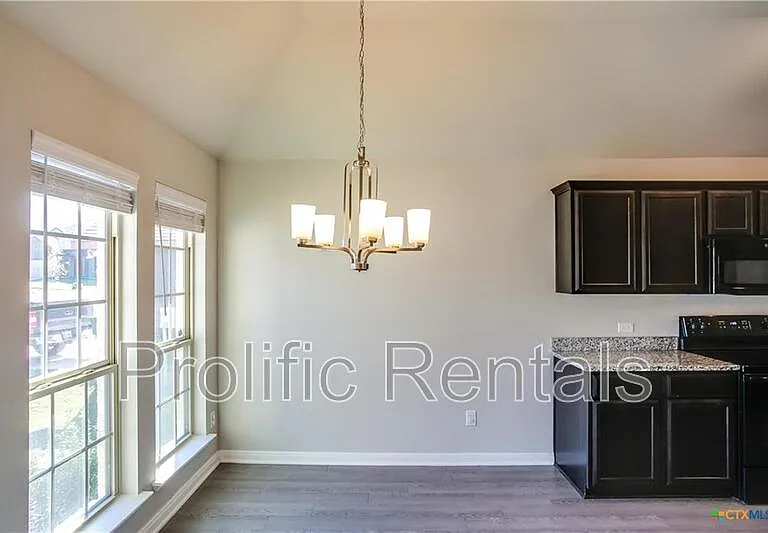 805 Stockdale Rd — Photo 10