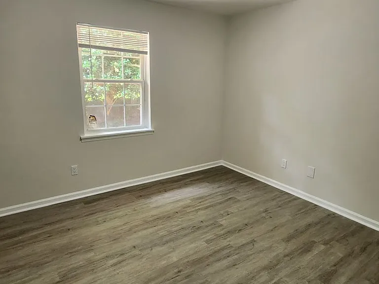612 Davie Ave — Photo 5