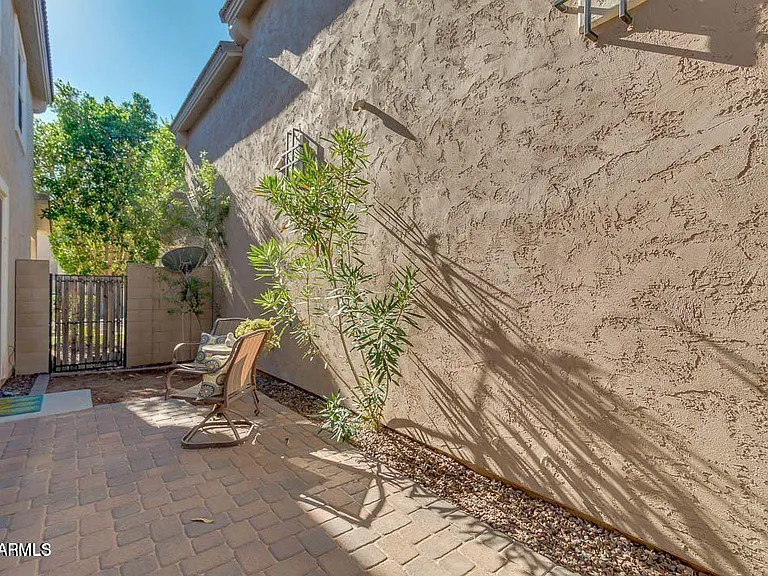 4050 E Oakland St — Photo 24