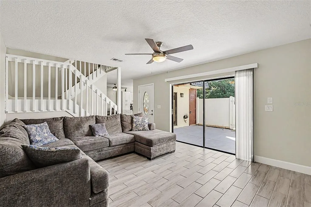 2 bed, 2.0 bath, 1302 sqft, $2,100 — Photo 3